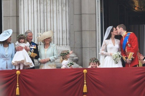 esküvőn untakozó gyerek